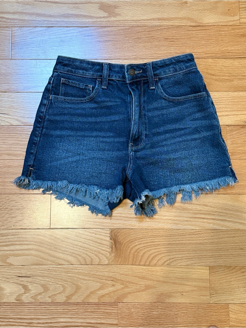 Hollister Vintage Stretch Ultra-High Rise Mom Short 3” - Size 2 / 26